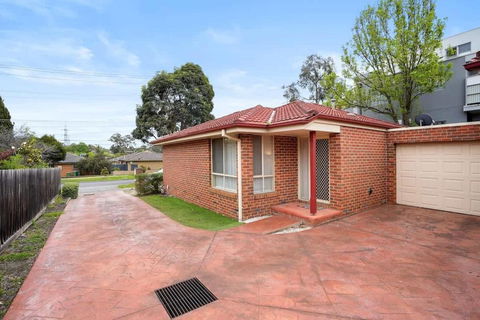 Perfectly Located Townhouse In Heart Of Ringwood - Kalgoorlie Accommodation 0