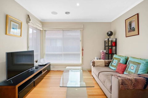 Perfectly Located Townhouse In Heart Of Ringwood - Kalgoorlie Accommodation 1