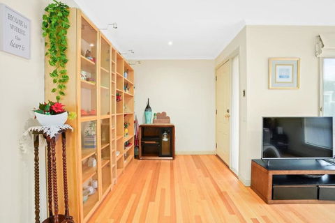 Perfectly Located Townhouse In Heart Of Ringwood - Kalgoorlie Accommodation 3