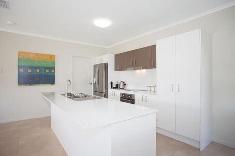 Petrie Beach Holiday Home - Kalgoorlie Accommodation 3