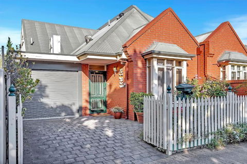 Picket Fence Cottage - Steps From Adelaide Oval - Kalgoorlie Accommodation 0