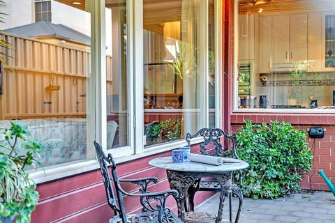 Picket Fence Cottage - Steps From Adelaide Oval - Kalgoorlie Accommodation 1