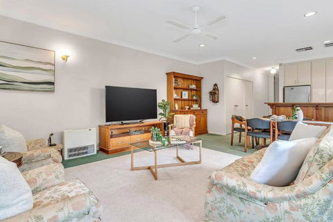 Picket Fence Cottage - Steps From Adelaide Oval - Kalgoorlie Accommodation 3