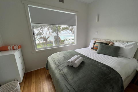 PIPI SHACK - Iconic Waterfront Shack Binalong Bay - Kalgoorlie Accommodation 3