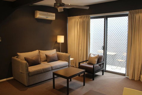 Portman House - Kalgoorlie Accommodation 3