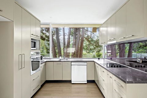 Quaint Queen Room - Central Location At Pymble - Shared Bathroom - Kalgoorlie Accommodation 2