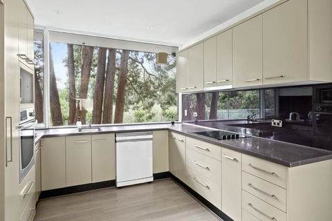 Quaint Queen Room - Central Location At Pymble - Shared Bathroom - Kalgoorlie Accommodation 3