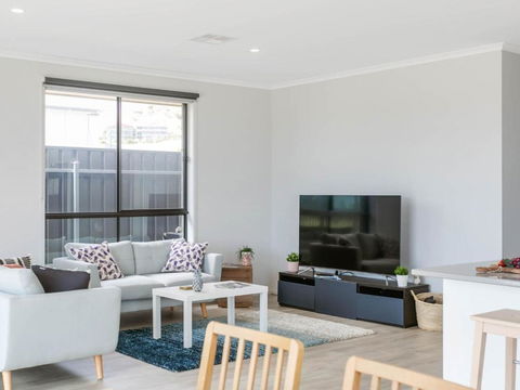Putters Paradise 25-30 Troon Drive - Kalgoorlie Accommodation 1