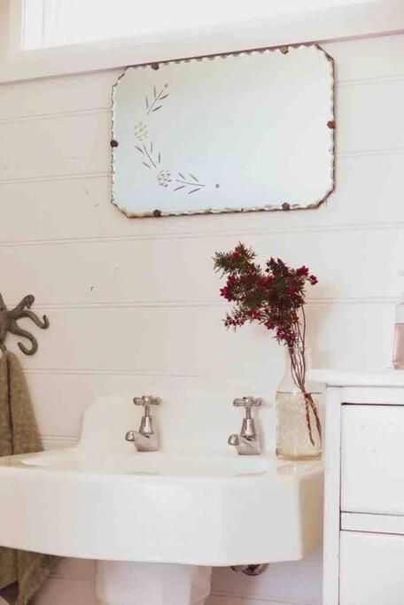 Quaint And Intimate 1-bed Seaside Cottage - Kalgoorlie Accommodation 3