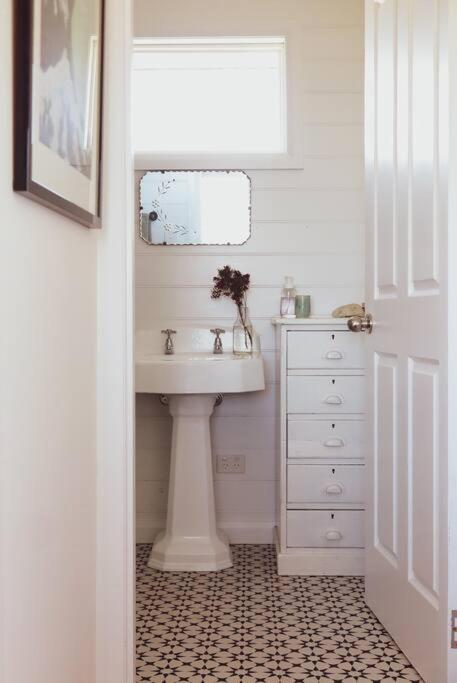 Quaint And Intimate 1-bed Seaside Cottage - Kalgoorlie Accommodation 2
