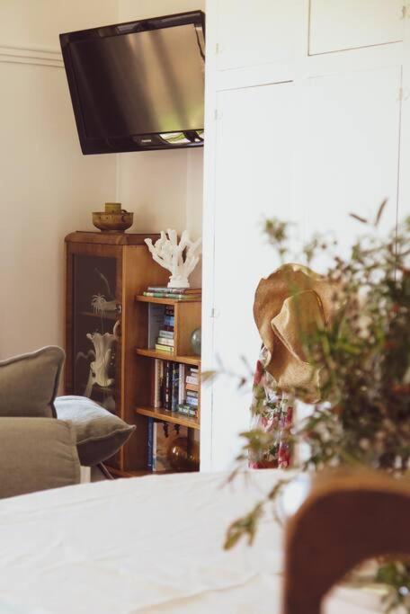 Quaint And Intimate 1-bed Seaside Cottage - Kalgoorlie Accommodation 1