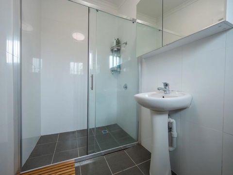 Quaint Double Or Queen Room - Mins To Stations&UNSW - Shared Bathroom - Kalgoorlie Accommodation 3