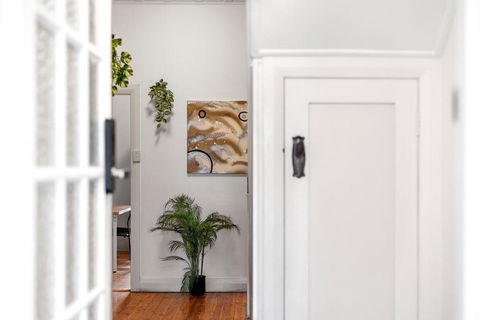 Quaint Double Room - Seconds To Shops & Eateries - Shared Bathroom - Kalgoorlie Accommodation 3