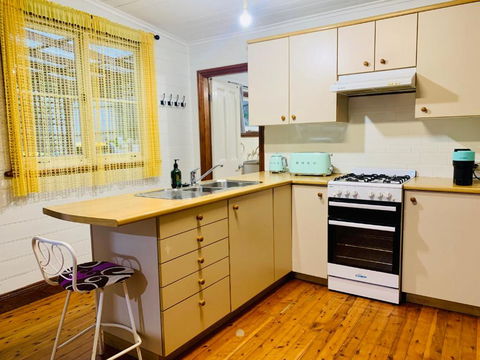 Quarryman Cottage @ 102 - Kalgoorlie Accommodation 3