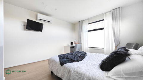 Queen Bed Stylish Suite With TV - Room 12 - Kalgoorlie Accommodation 0