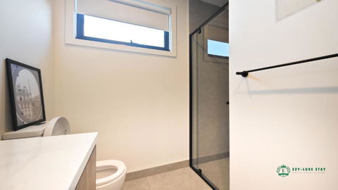 Queen Bed Stylish Suite With TV - Room 12 - Kalgoorlie Accommodation 1