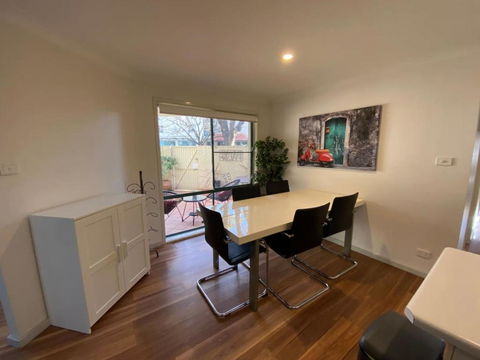 Quiet 2 Bedroom Apt In The Heart Of Old Kingston - Kalgoorlie Accommodation 1