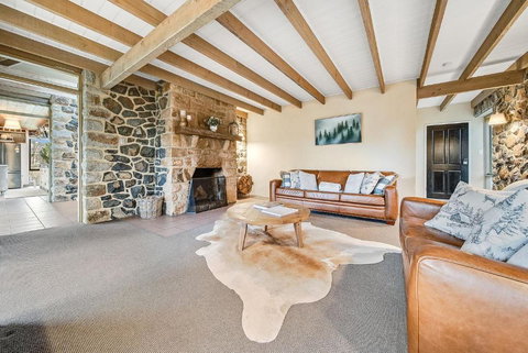 Quigtoo Cottage - Beautiful 4BR Stone Cottage L WiFi L Bath L Garden - Kalgoorlie Accommodation 2