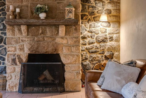 Quigtoo Cottage - Beautiful 4BR Stone Cottage L WiFi L Bath L Garden - Kalgoorlie Accommodation 3