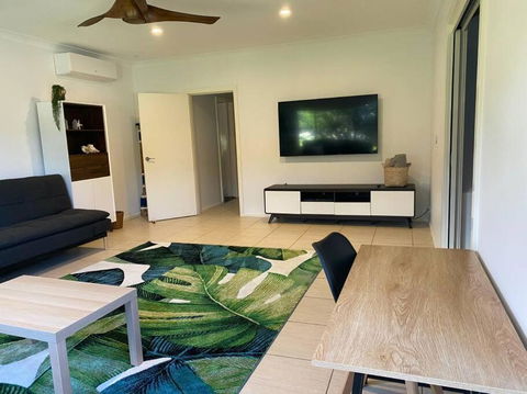 Rainbow Beachhouse - Deluxe, Pristine Location - Kalgoorlie Accommodation 3