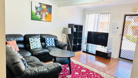 Quiet Family Townhouse In Wollongong CBD - Kalgoorlie Accommodation 1