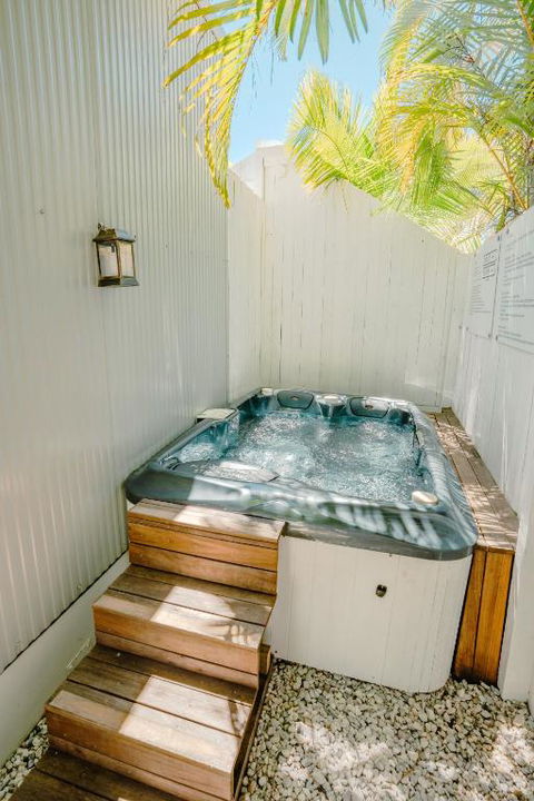 Private Outdoor Spa, Fire Pit, Cinema Room - THE COTTAGE COOLUM BEACH - Kalgoorlie Accommodation 0