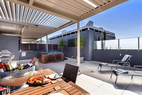 Aura 13 - Shoal Bay - Kalgoorlie Accommodation 2