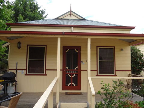 Autumn Affair Cottage 5 - Kalgoorlie Accommodation 0