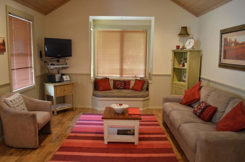 Autumn Affair Cottage 5 - Kalgoorlie Accommodation 3