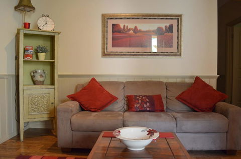 Autumn Affair Cottage 5 - Kalgoorlie Accommodation 1