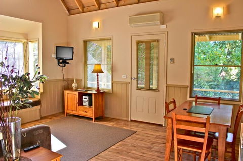 Autumn Leaf Cottage 1 - Kalgoorlie Accommodation 0