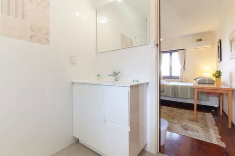 B8 Cafes, Resturants, UWA Close To SCGH - Kalgoorlie Accommodation 0