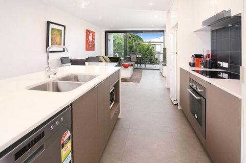 Back Of The Block Bulimba - Executive 3BR Bulimba Apartment With Leafy Outlook - Kalgoorlie Accommodation 2