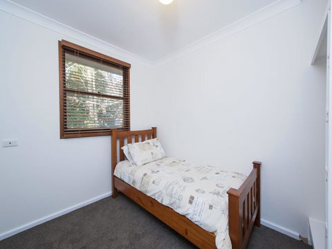 Barefoot Beach House, 24 Essendene Road - Kalgoorlie Accommodation 3
