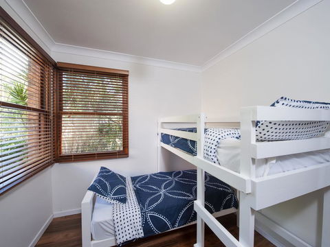 Barefoot Beach House, 24 Essendene Road - Kalgoorlie Accommodation 2