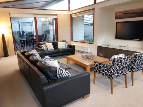 Beach Haven - Kalgoorlie Accommodation 0