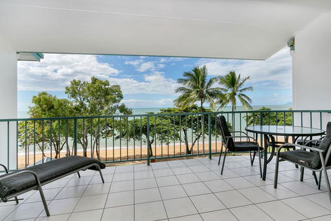 Beachfront Apartments On Trinity Beach - Kalgoorlie Accommodation 2