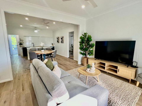 Renovated Queenslander - Upstairs 2km To Stadium - Kalgoorlie Accommodation 1