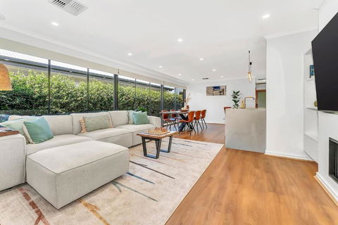 Redbrick Retreat - Generous Coastal Escape - Kalgoorlie Accommodation 0