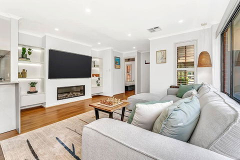 Redbrick Retreat - Generous Coastal Escape - Kalgoorlie Accommodation 1