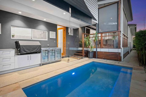 Redcliffe CBD Family Beach House - Kalgoorlie Accommodation 0