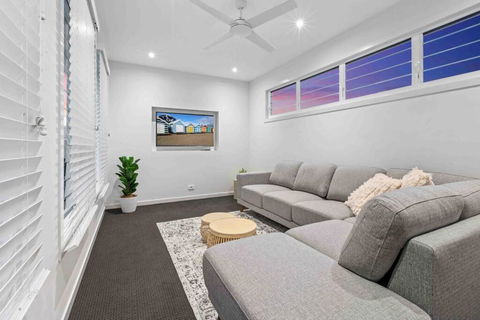 Redcliffe CBD Family Beach House - Kalgoorlie Accommodation 2