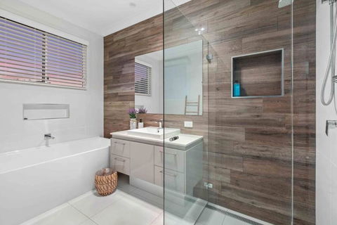 Redcliffe CBD Family Beach House - Kalgoorlie Accommodation 3