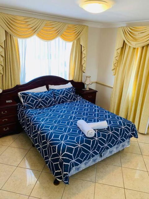 Redcliffe Villa - Kalgoorlie Accommodation 1