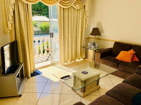 Redcliffe Villa - Kalgoorlie Accommodation 3