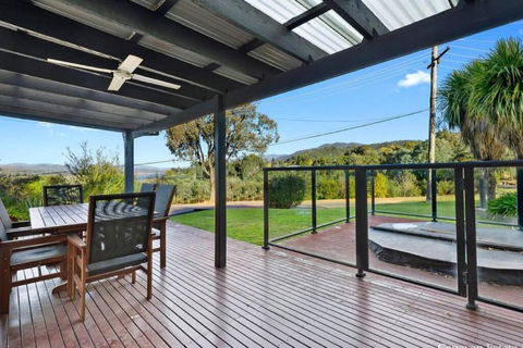 Relax In The Spa With Views Opposite Lake Eildon - Kalgoorlie Accommodation 3