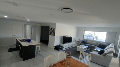 Relax Poolside By The Canal - Kalgoorlie Accommodation 3