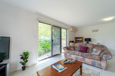 Relaxing Holiday Home Pets Are Welcome - Kalgoorlie Accommodation 3