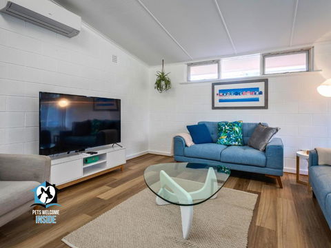 Renovated 3BR One Street To Beach - Kalgoorlie Accommodation 0
