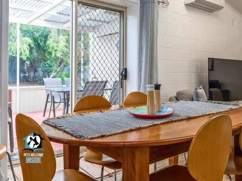 Renovated 3BR One Street To Beach - Kalgoorlie Accommodation 2
